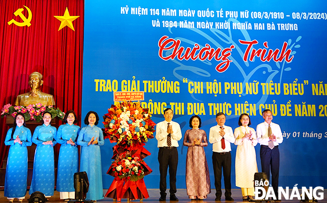 Da Nang leaders present flowers to the Standing Committee of the municipal Women's Union to congratulate the 114th anniversary of International Women's Day on March 8. Photo: X.D