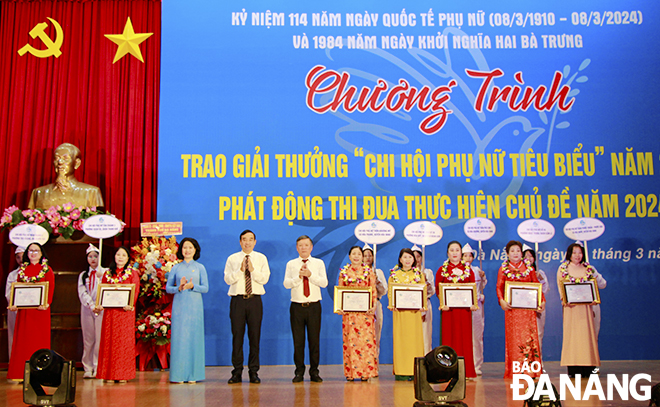 City leaders award prizes to the 10 most typical Women's Union chapters in Da Nang in 2023. Photo: X.D