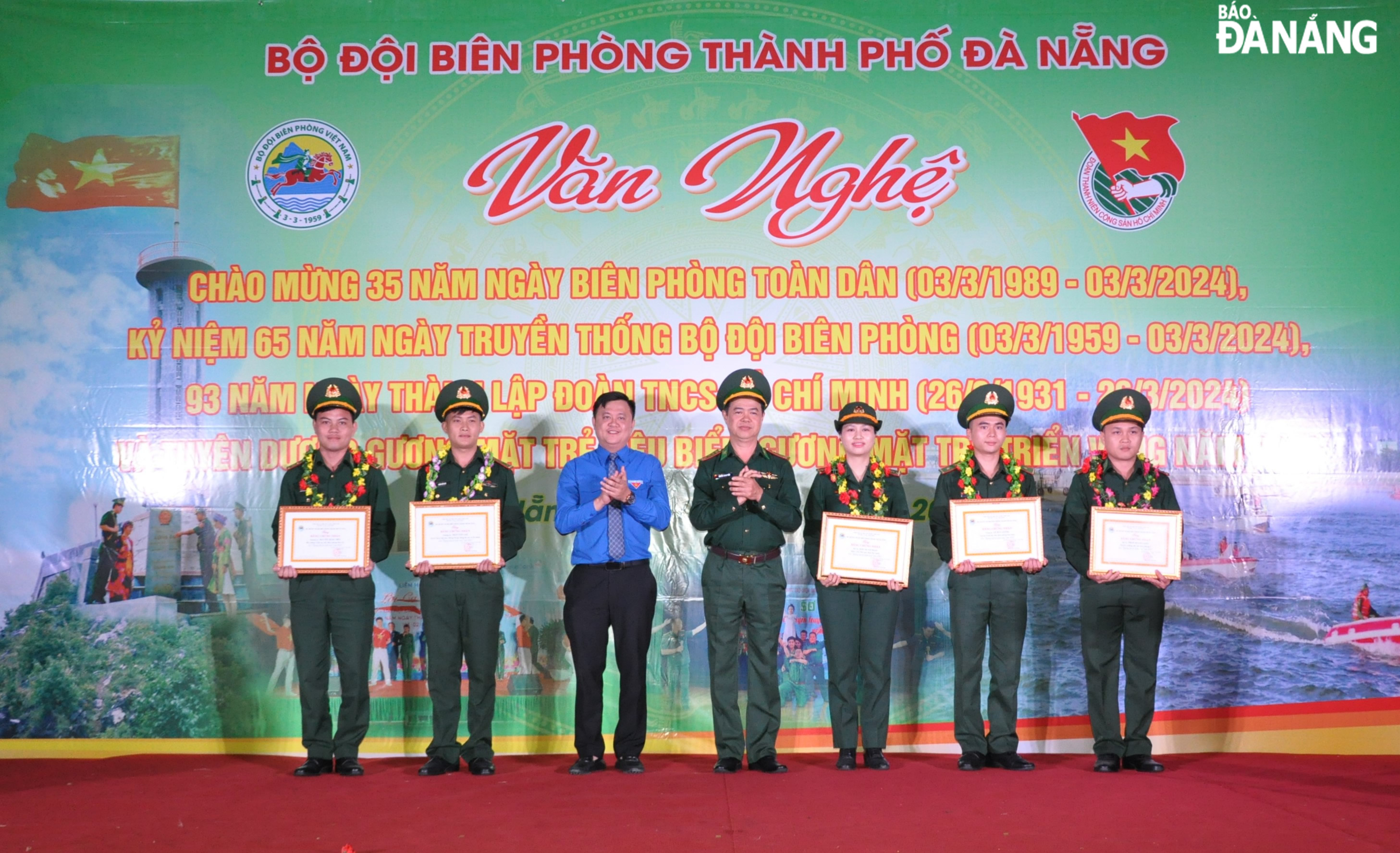 Đại tá Nguyễn Thanh Thủy, Phó Chính ủy Bộ đội Biên phòng thành phố và Phó Bí thư Thành Đoàn Lê Công Hùng trao chứng nhận cho 5 “Gương mặt trẻ triển vọng”. Ảnh: LÊ HÙNG