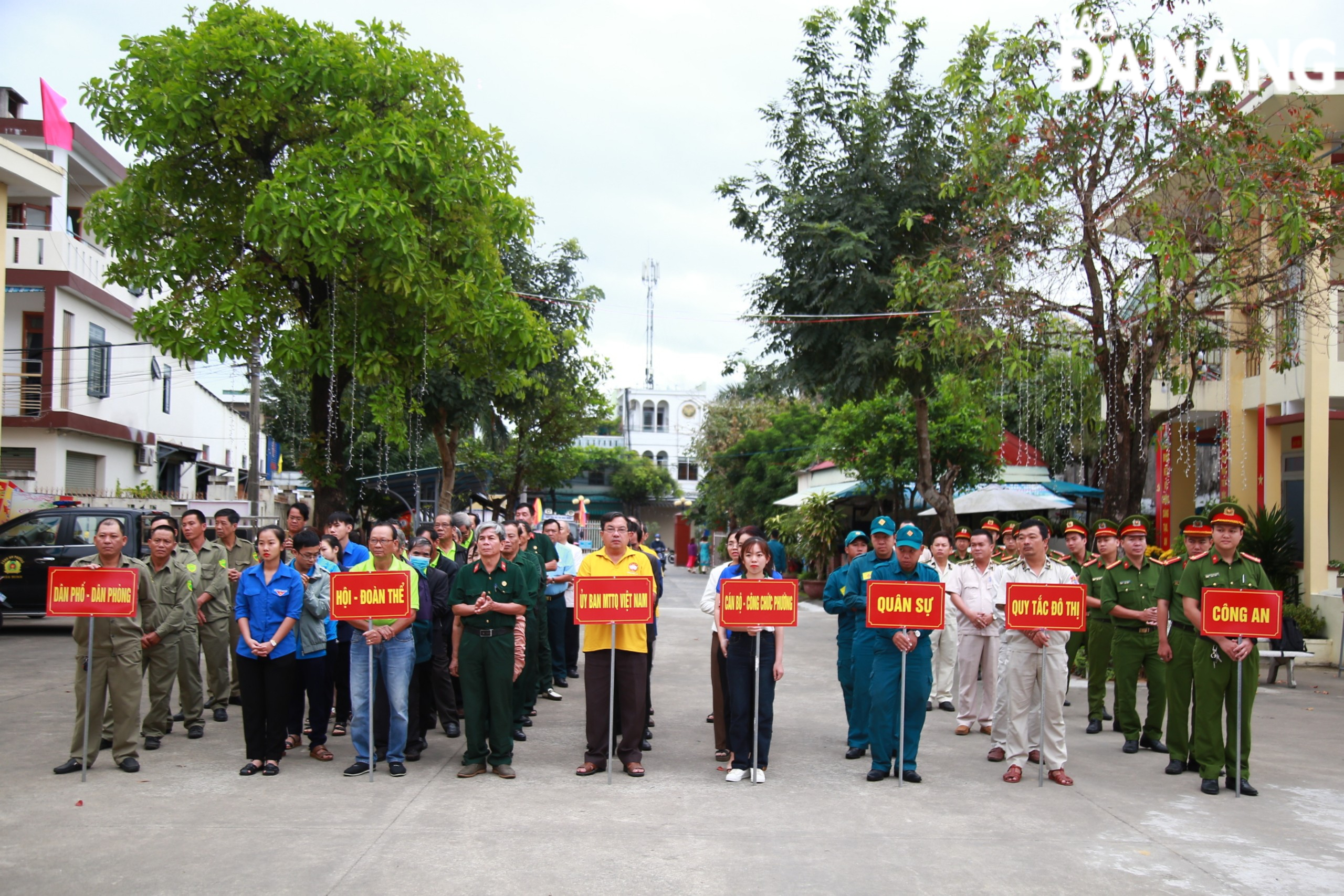 Buổi lễ có sự tham gia của 7 đơn vị trọng yếu về quản lý an ninh trật tự, kinh tế - xã hội trên địa bàn phường. 