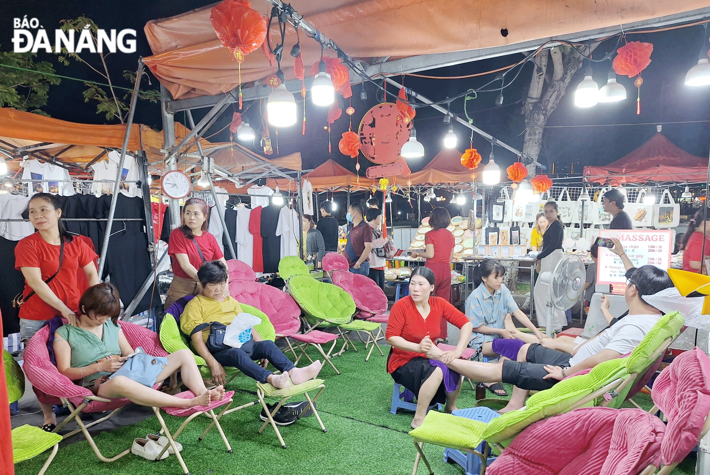 Many tourists prefer to rest and relax at healthcare locations after a day of travelling. IN PHOTO: Tourists experience massage services at the Son Tra Night Market. Photo: NHAT HA