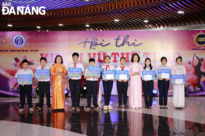 Chủ tịch Hội Liên hiệp Phụ nữ thành phố Hoàng Thị Thu Hương (thứ 4, bên phải sang) trao kinh phí chương trình 