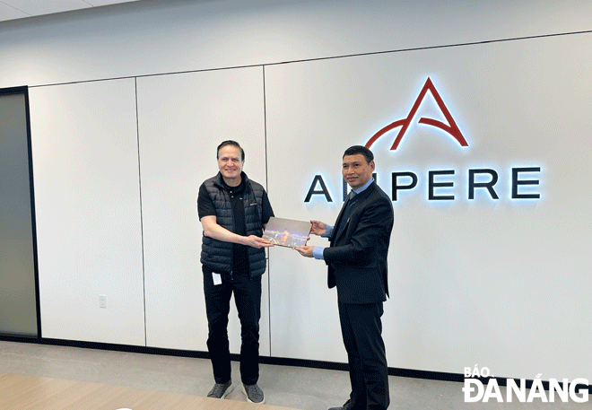 Vice Chairman of the Da Nang People's Committee of Ho Ky Minh (right) presents a souvenir to leader of the Ampere Company. 