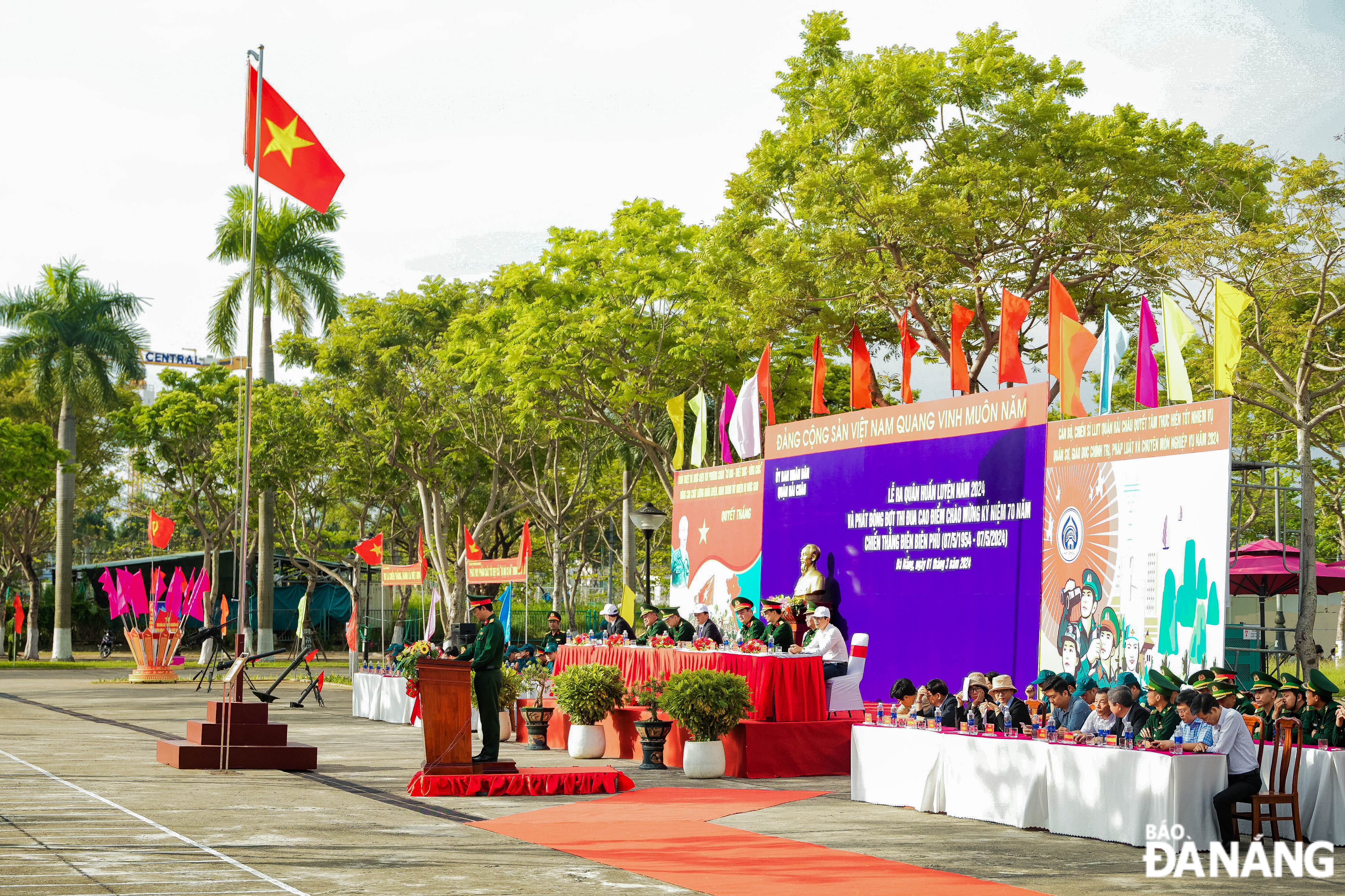 On March 1, at the Tien Son Sports Arena, authorities in Hai Chau District have organised the army training course in 2024 and launched peak emulation to celebrate the 70th anniversary of the Dien Bien Phu Victory.