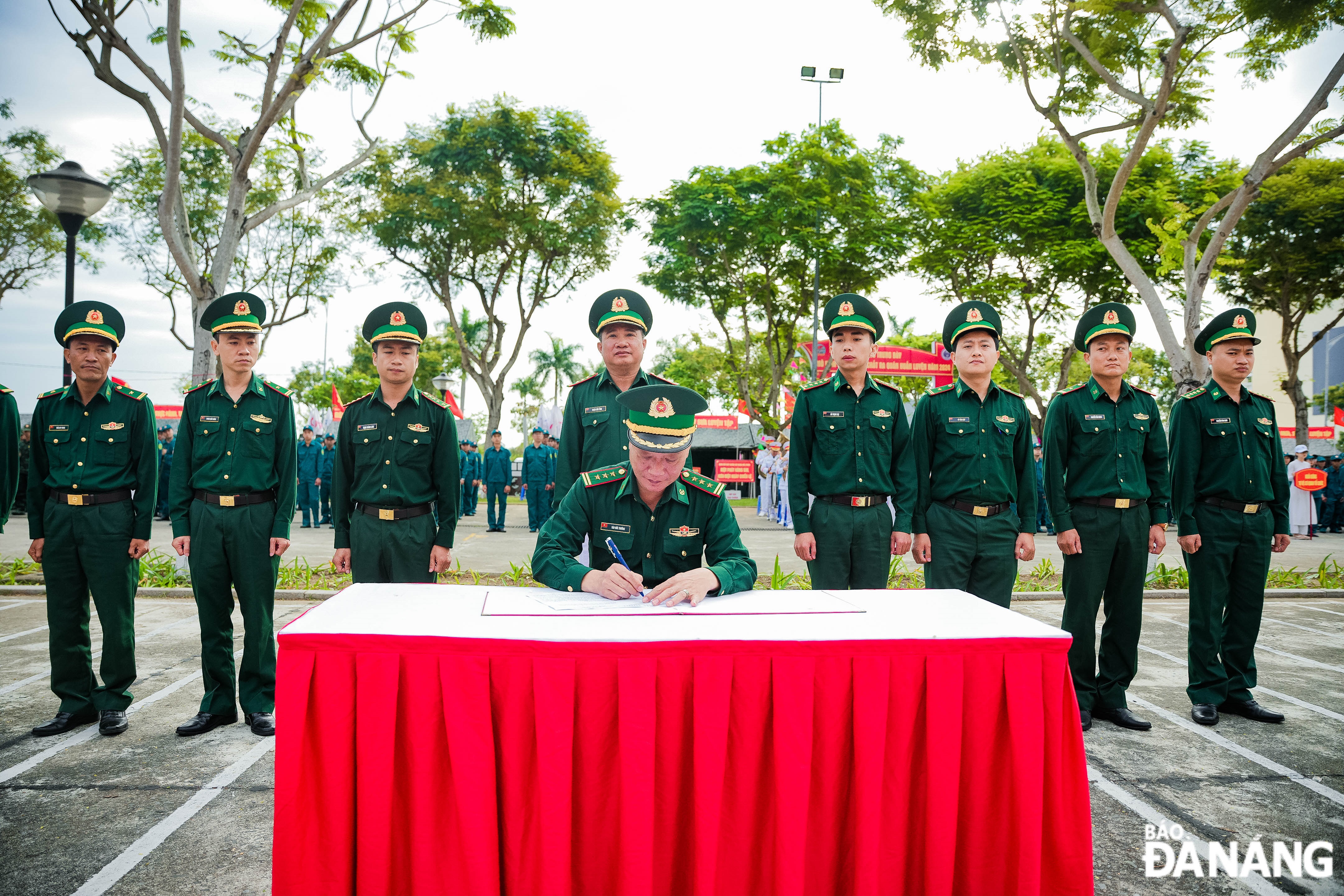 Boards, teams and stations under the Border Guard Command of Da Nang Port Border Gate signed an emulation agreement. In the photo: Lieutenant Colonel Van Duc Truong, Secretary of the Party Committee and Political Commissar of the Border Guard Command of Da Nang Port Border Gate signed to witness the emulation at the 2024 military training launching ceremony.