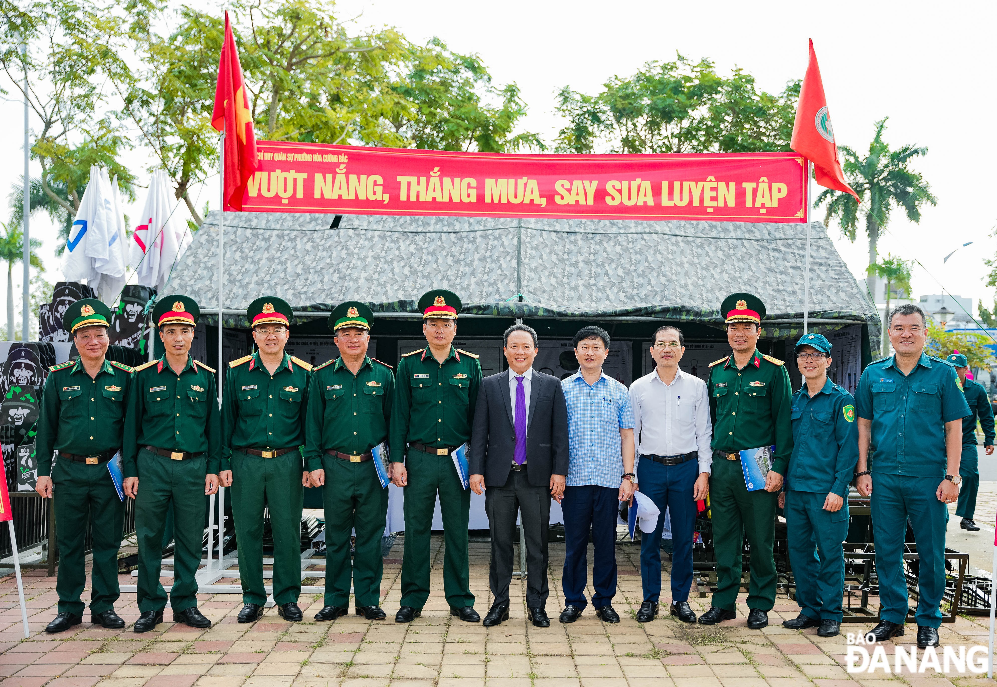 Chairman of Hai Chau District People's Committee Le Tu Gia Thanh (middle) taking a souvenir photo with the Hai Chau District Military Command and the Border Guard Command of Da Nang Port Border Gate.