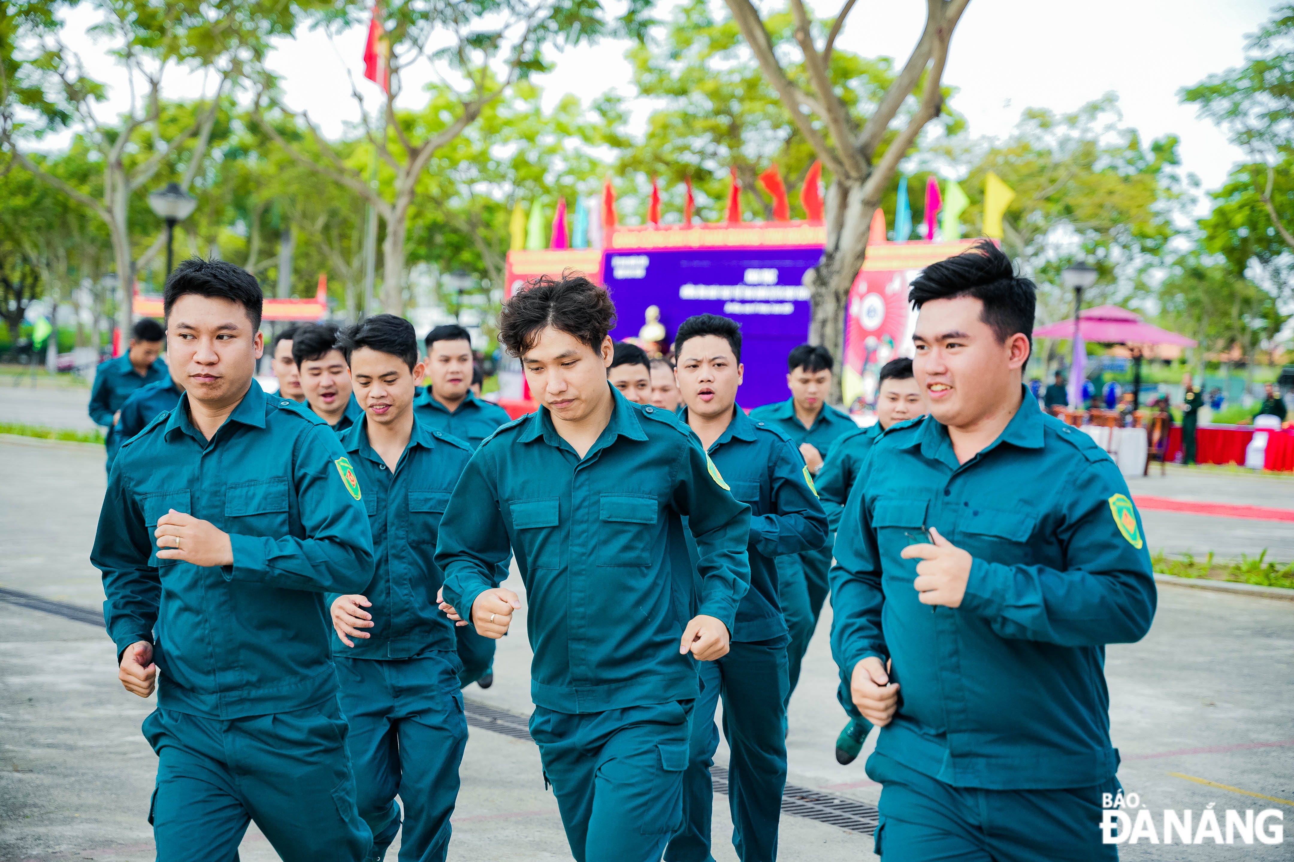 Immediately after the launching ceremony, nearly 200 officers and men of the Hai Chau District Military Command and the Da Nang Port Border Guard, along with militia and self-defence forces in the district participating in the 2024 Military Sports and Olympic Running Day