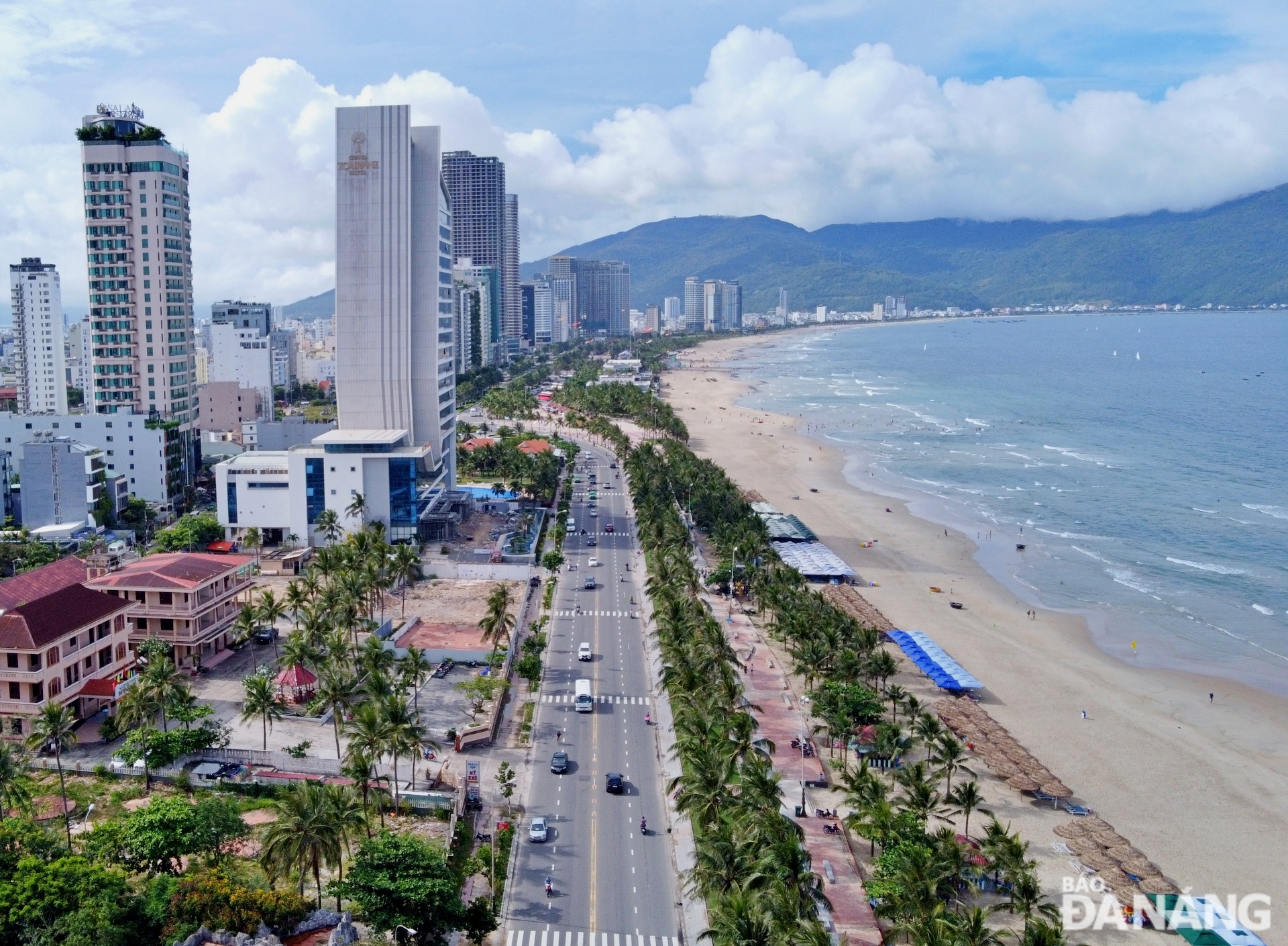 The My Khe Beach is 900m long and parallel to the Hoang Sa - Vo Nguyen Giap tourist route. It is 2km from the city centre and located on the same route with two other tourist destinations, namely the Son Tra Peninsula and the Marble Mountains.