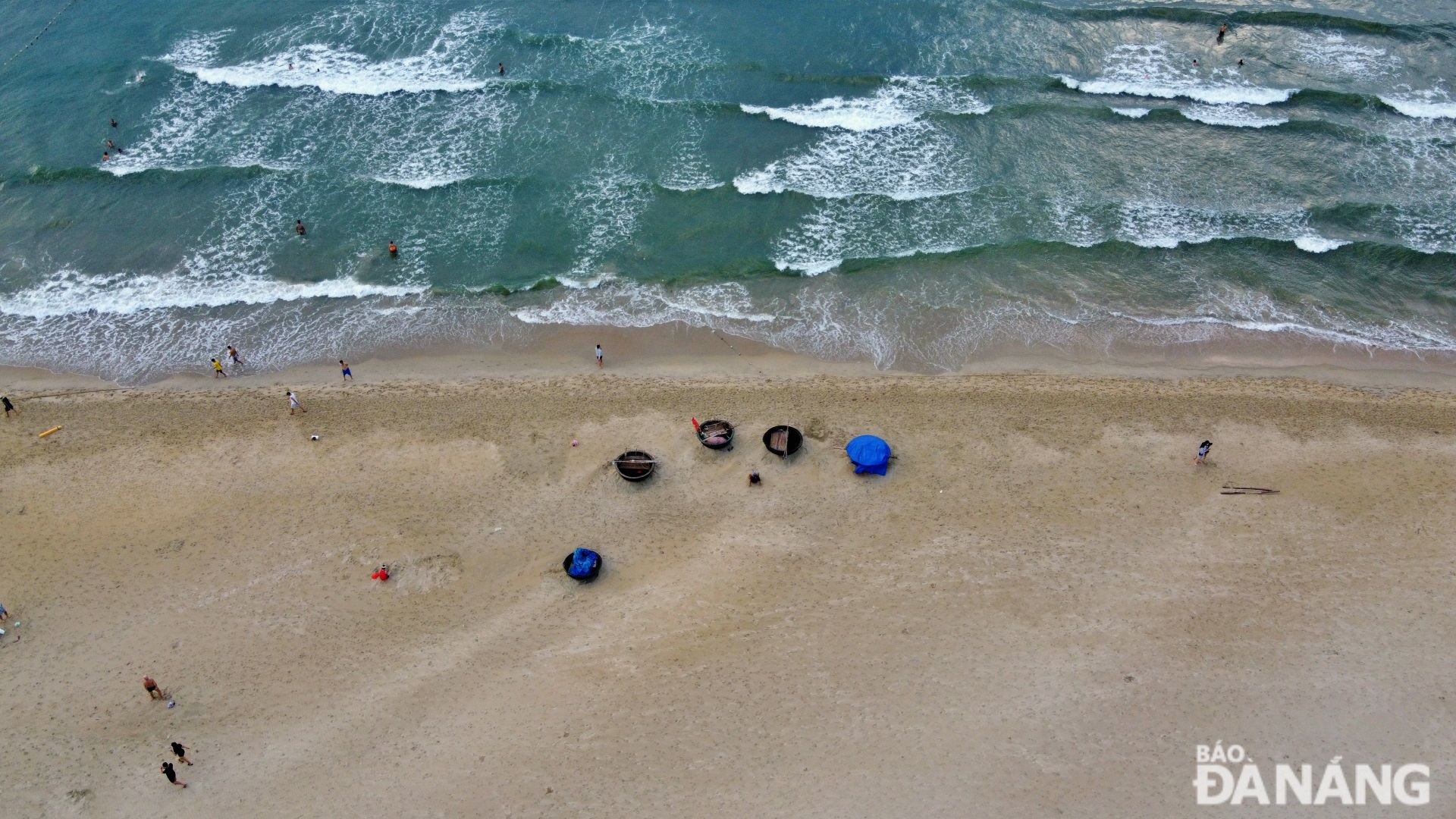 It is also an ideal place to go swimming thanks to its long stretch of soft white sands, gentle slope and waves, and clear and warm water all year round.