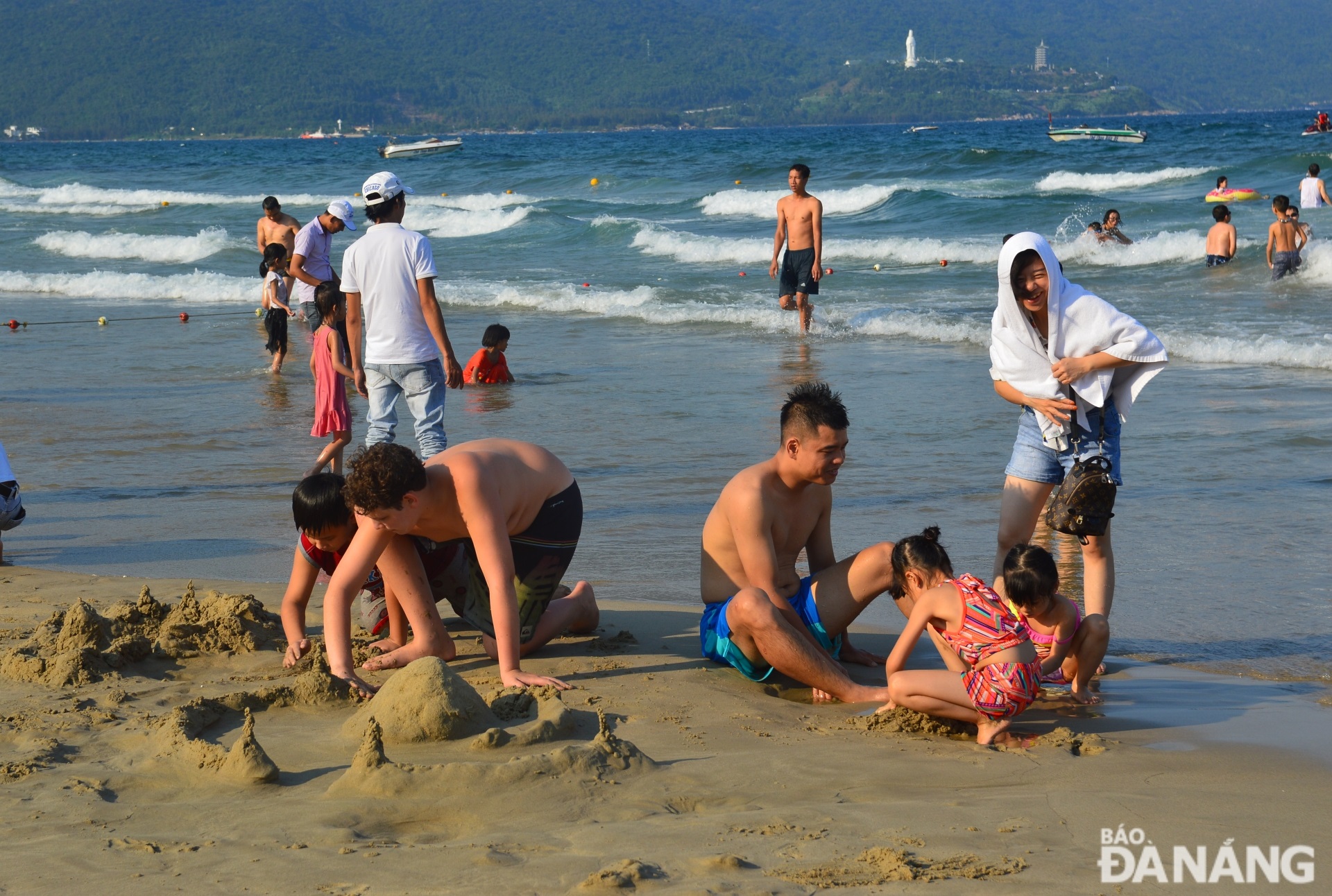 From the beach, visitors can see the Son Tra Peninsula not far away