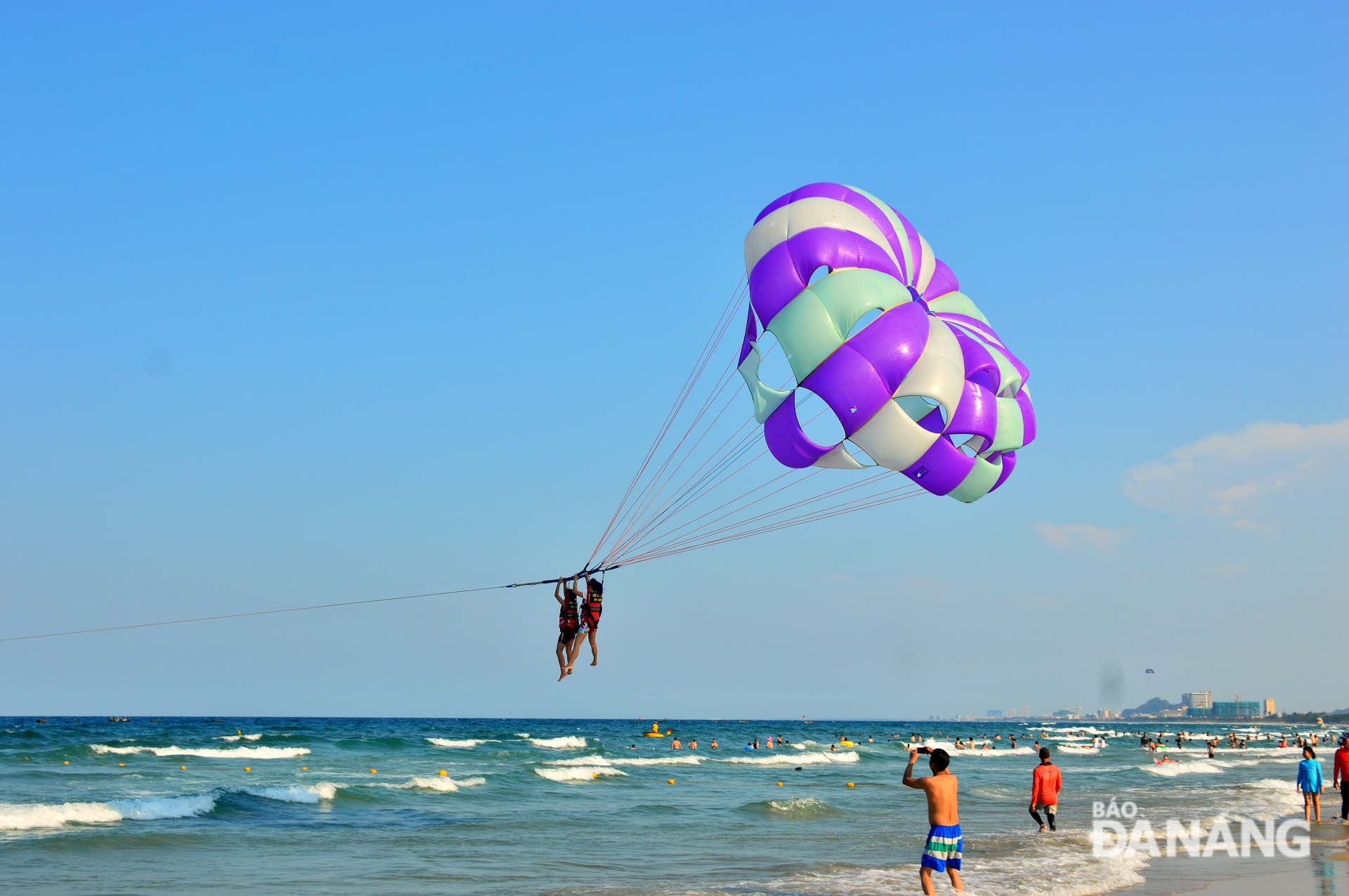 The My Khe Beach also attracts tourists with diverse beach sports activities such as paragliding, surfing, jet skiing, and parasailing.