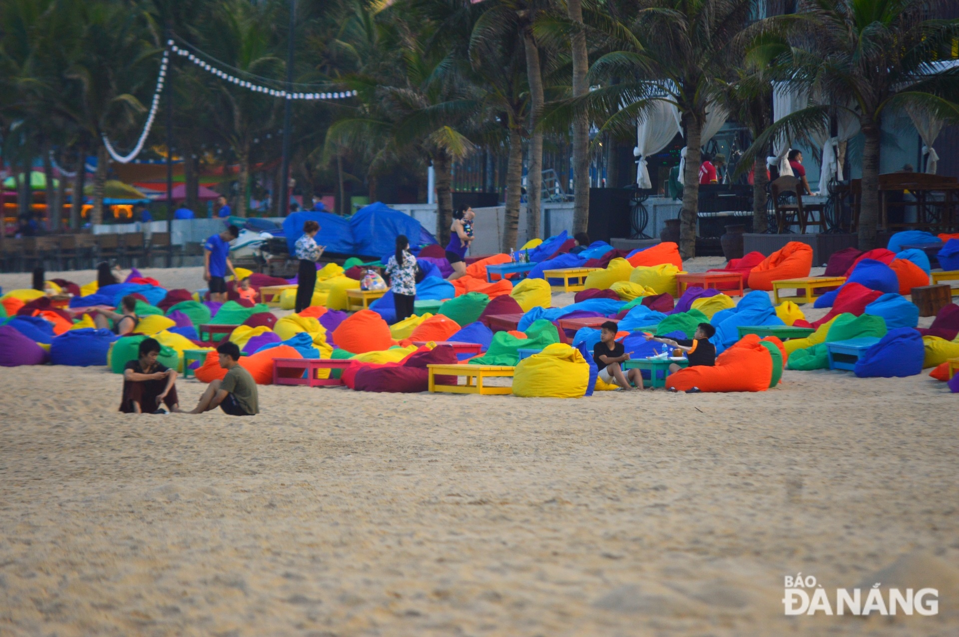 There are a wide range of services on the beach such as bars, coffee shops, and check-in points.