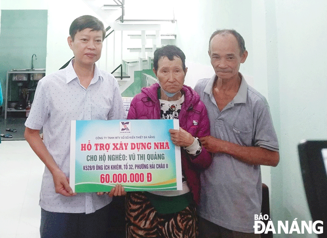 Mrs. Vu Thi Quang and her younger brother happily received more than VND 60 million in funding from the Da Nang Lottery Company Limited to rebuild their house. Photo: T.A