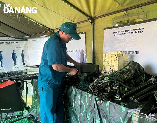 Deputy Commander of the Military Command Board of Hoa Hiep Nam Ward Duong Xuan Quang inspecting the model of learning tools and training materials in preparation for the launching ceremony of millitary training in 2024.