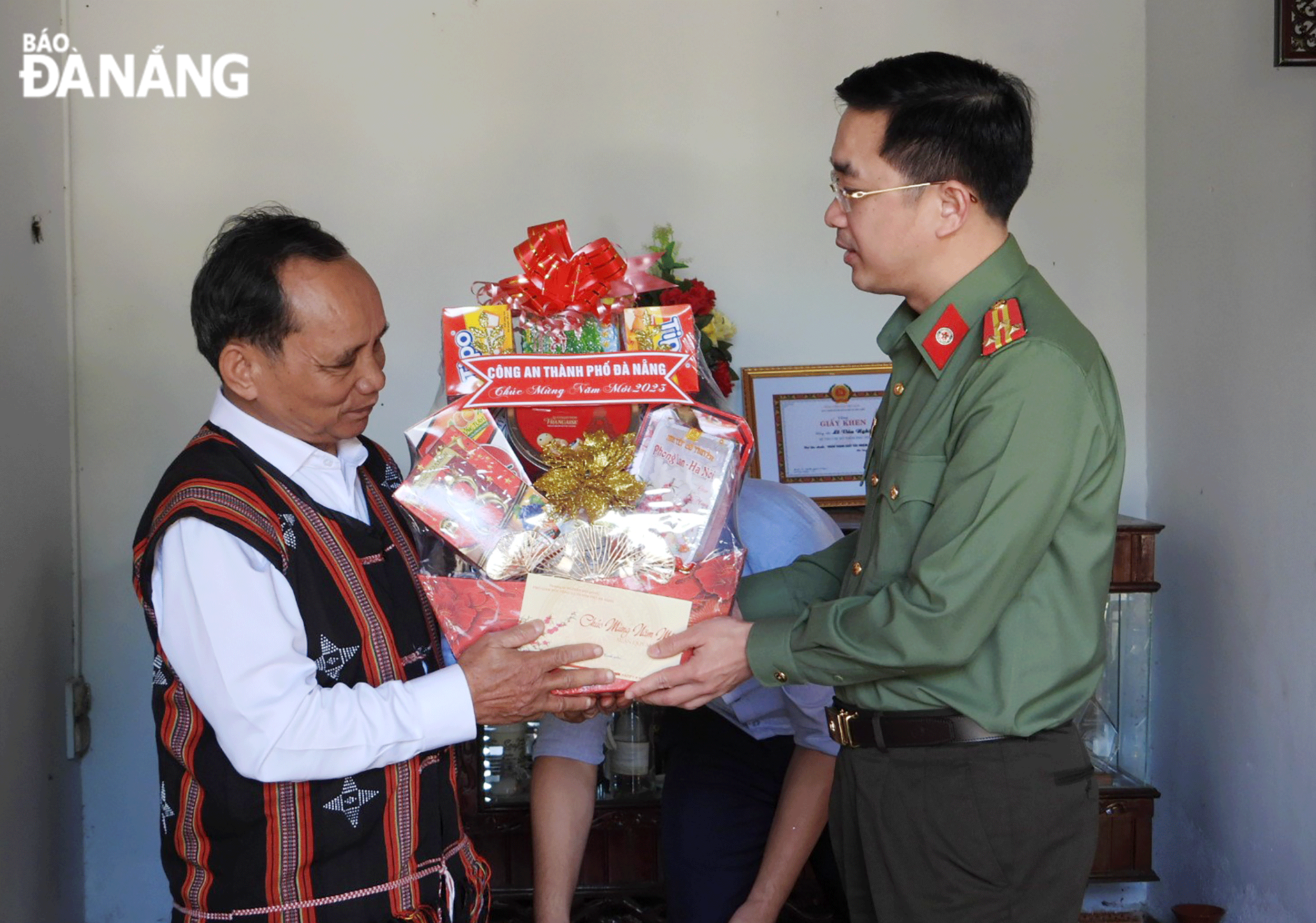 Lãnh đạo Công an thành phố thăm, tặng quà, động viên già làng, người có uy tín trong đồng bào Cơ tu tại huyện Hòa Vang. Ảnh: L.H