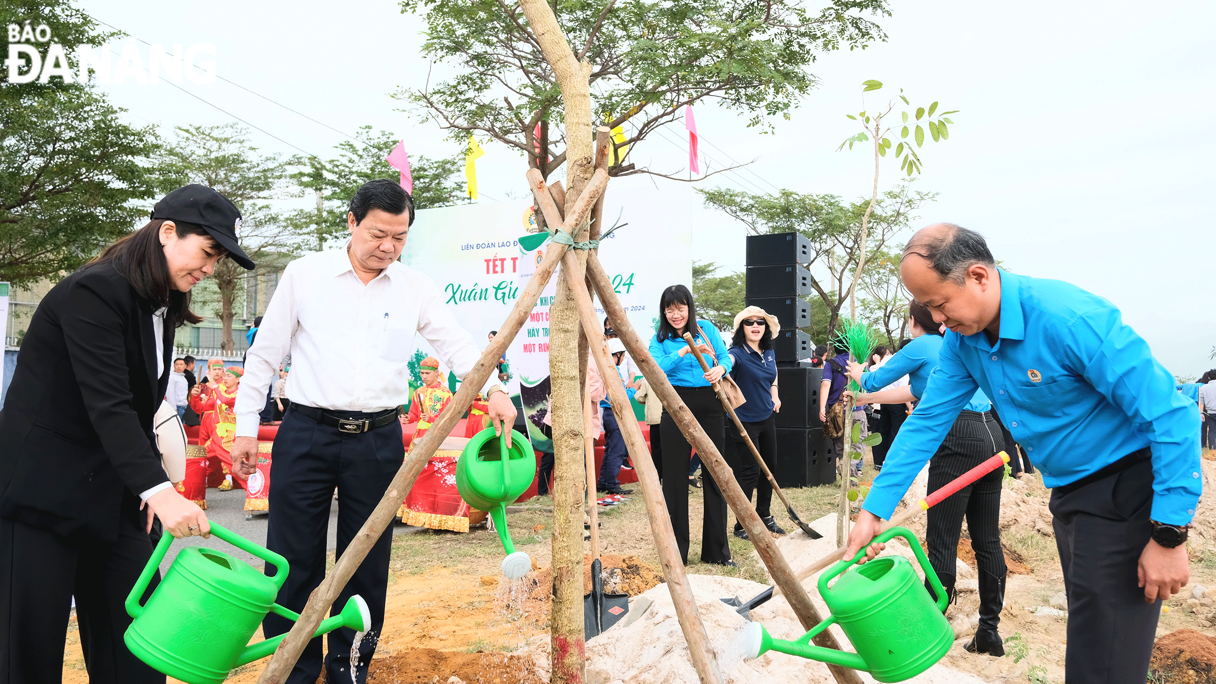 Leaders of local departments and agencies participated in the Da Nang Confederation of Labour-launched tree planting campaign. Photo: P.NGUYEN