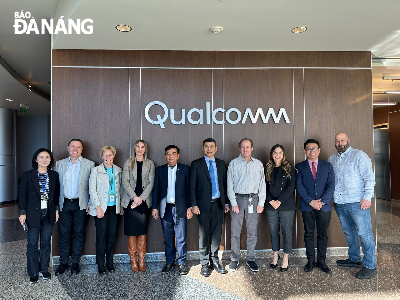 Vice Chairman of the Da Nang People's Committee Ho Ky Minh (6th, left) and the Da Nang delegation posing for a souvenir photo with leaders of Qualcomm.