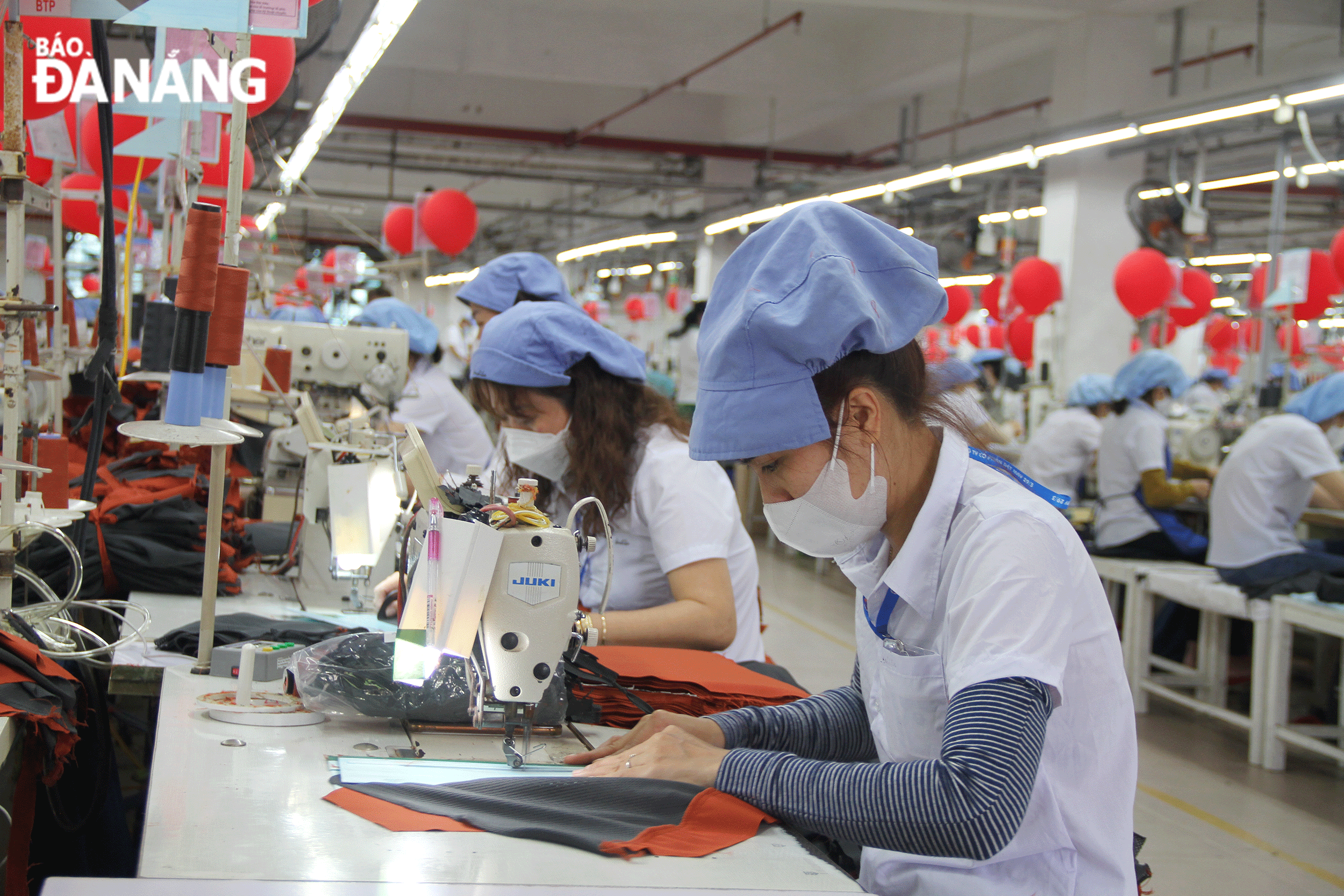 Thanks to good implementation of humane policies, employees can work with peace of mind and stick with the business. IN PHOTO: Production activity at  the March 29 Textile and Garment JSC. Photo: L.P