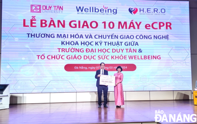 The donation of eCPR machine is within the framework of the event about commercialisation and transfer of scientific and technical technology between the Duy Tan University and the Wellbeing Health Education Organisation.