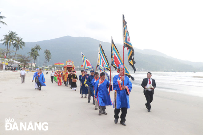 The ‘Cau Ngu’ (Fish Worshipping) Festival took place on the beach in Man Thai Ward, Son Tra District, in 2023. Photo: K.H