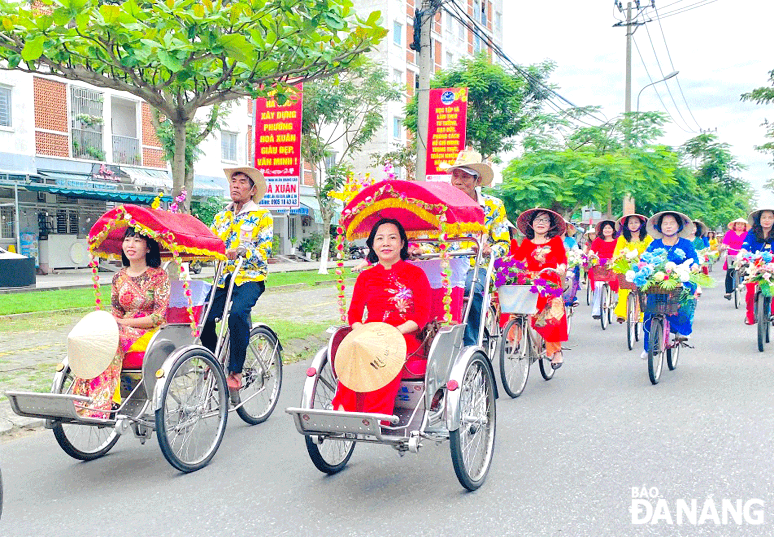 Cán bộ, hội viên Hội Liên hiệp Phụ nữ phường Hòa Xuân diễu hành áo dài qua các tuyến đường của thành phố hưởng ứng “Tuần lễ áo dài” năm 2024. Ảnh: X.D	