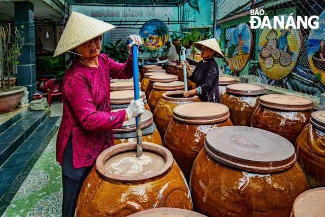 Đối với người dân xứ Quảng nói chung, thành phố Đà Nẵng nói riêng, nước mắm không chỉ là món ăn, là gia vị mà còn là một phần của lịch sử, của văn hóa, hàm chứa những tri thức dân gian, thể hiện bản sắc của cộng đồng địa phương.Ảnh: Đ.M.T