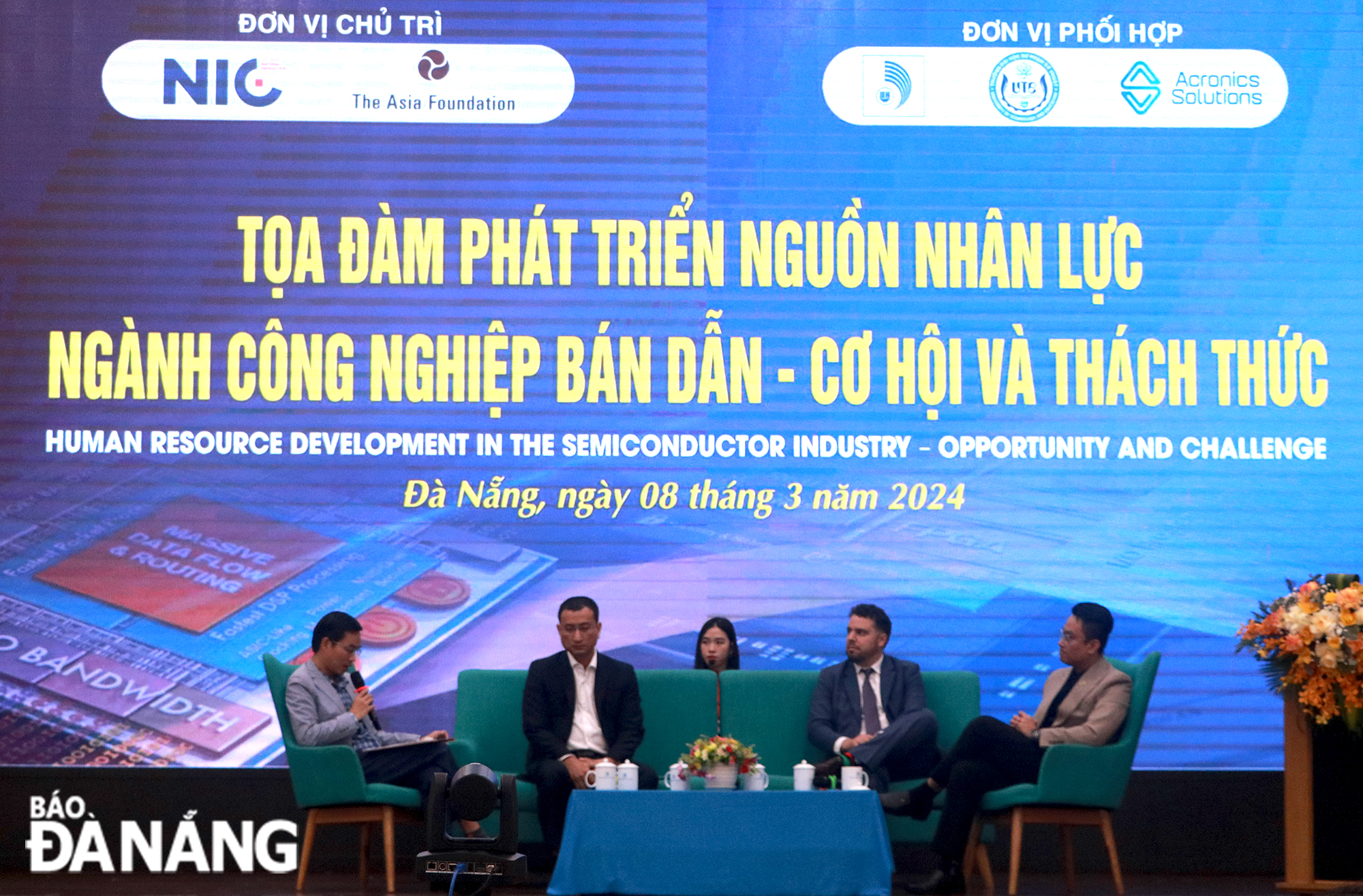 Các đại biểu tập trung trao đổi những nội dung liên quan đến nhu cầu, tiềm năng phát triển nguồn nhân lực ngành thiết kế bán dẫn. Ảnh: VĂN HOÀNG