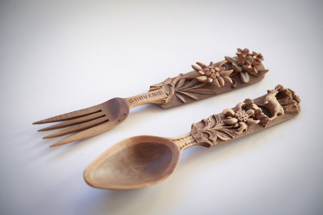 Một bộ thìa, nĩa bằng gỗ được chạm khắc tinh xảo tại Bảo tàng chạm khắc gỗ Thụy Sĩ. Ảnh: Interlaken.ch