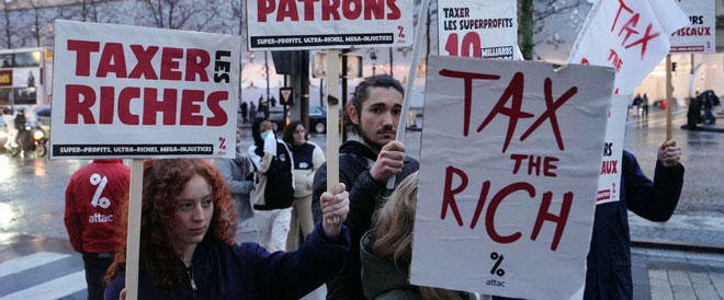 Nhiều người đòi “đánh thuế đối với người giàu” trong cuộc biểu tình ở thủ đô Paris (Pháp) ngày 24-2-2024. Ảnh: AFP/Getty Images