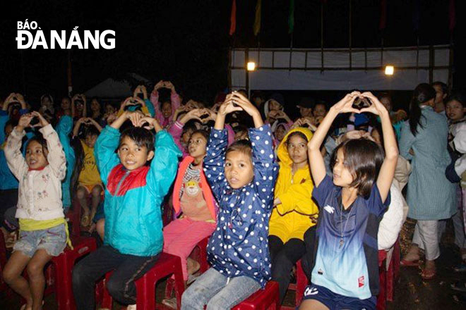 The children in the Jo Ngay Village eagerly attending a free class which is opened by the Marketer Club. Photo: T.T