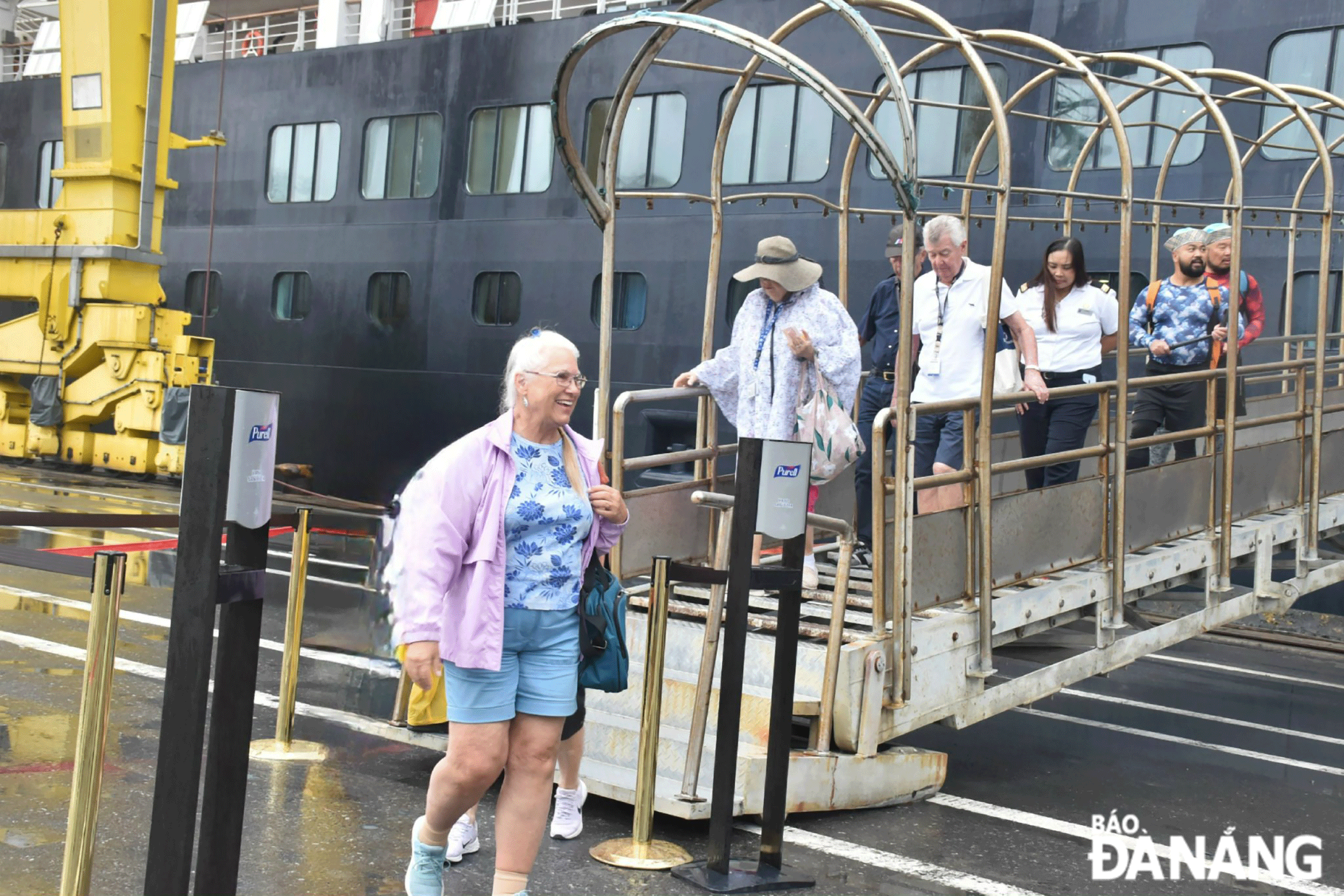 Da Nang is still a favourite destination for many cruise tourists in recent times. Tourists get off the cruise ship at the Tien Sa Port. Photo: THU HA