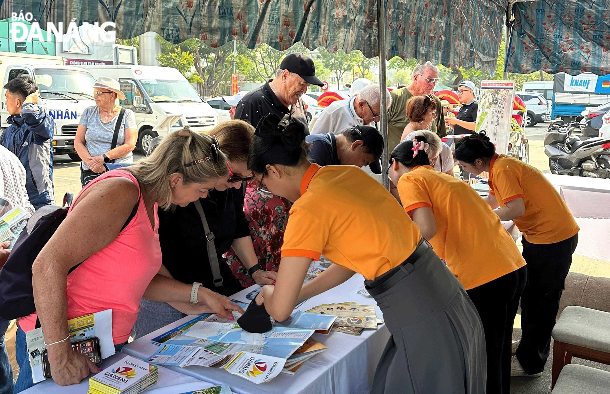  Cruise ship passengers have short stays, so they need to have appropriate tourism products. Tourists receive information support in the area in front of the Trung Vuong Theater. Photo: THU HA