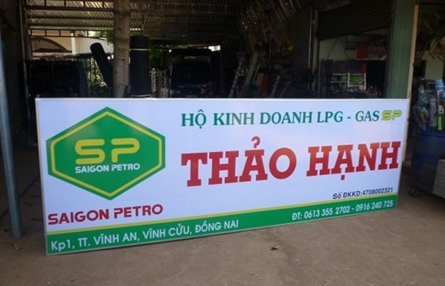 Biển quảng cáo là phương tiện giúp quảng bá thương hiệu cho doanh nghiệp.