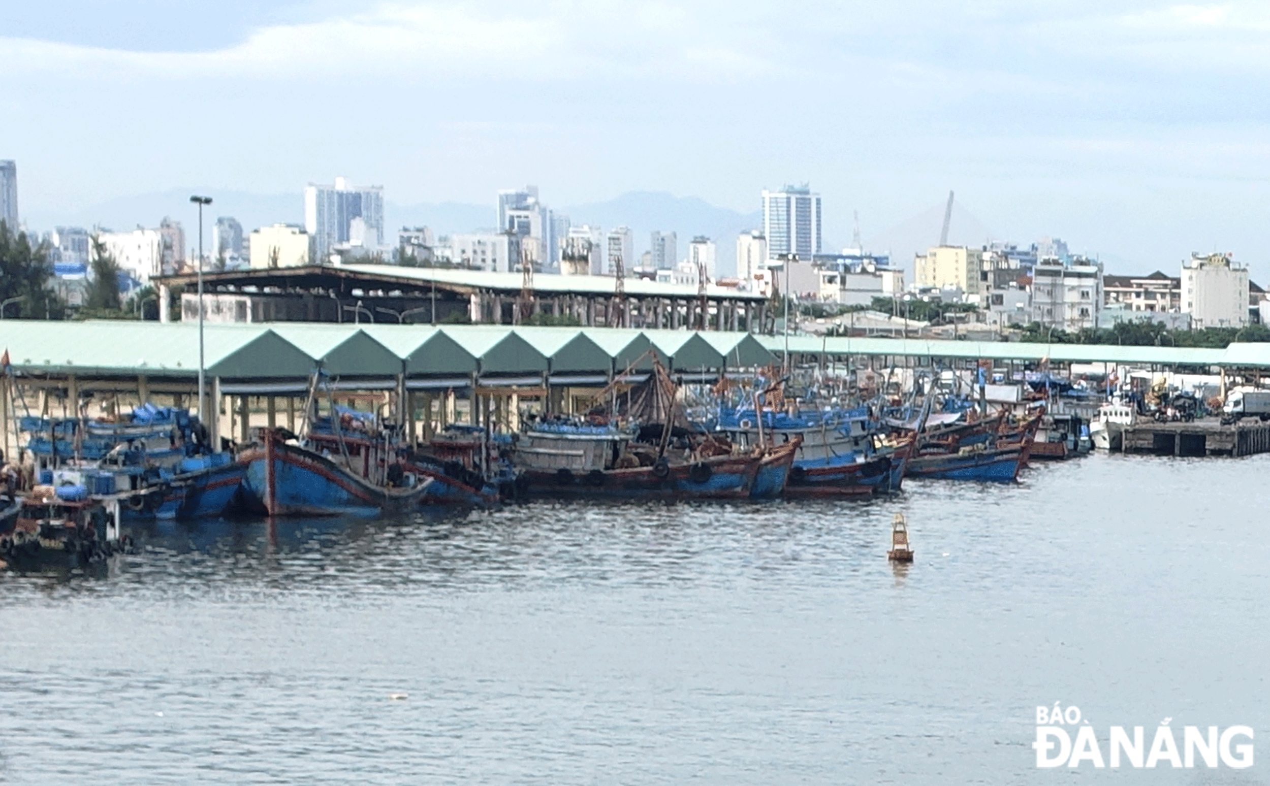 A new large berth has just been completed and put into use, allowing many fishing vessels to dock at the same time, conveniently loading and unloading seafood and receiving food, drinking water and fisheries logistics. Photo: HOANG HIEP