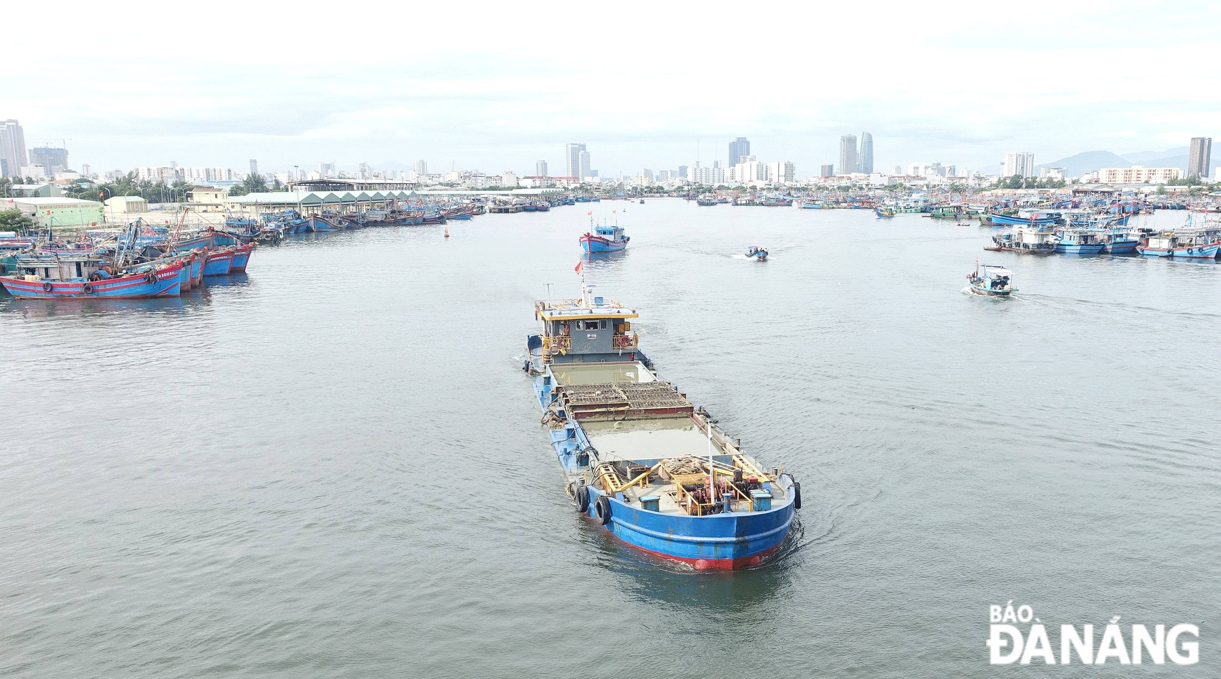 The dredged material in the Tho Quang fishing port was taken out by barge and sunk at the prescribed location. Photo: HOANG HIEP