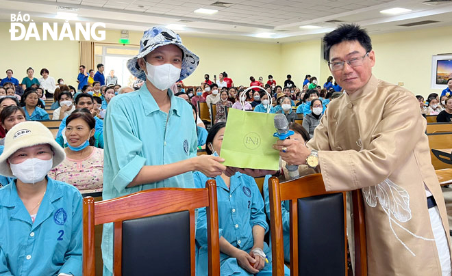 Female patients happily received birthday gifts from donors on March 8 at the Da Nang General Hospital. Photo: X.S