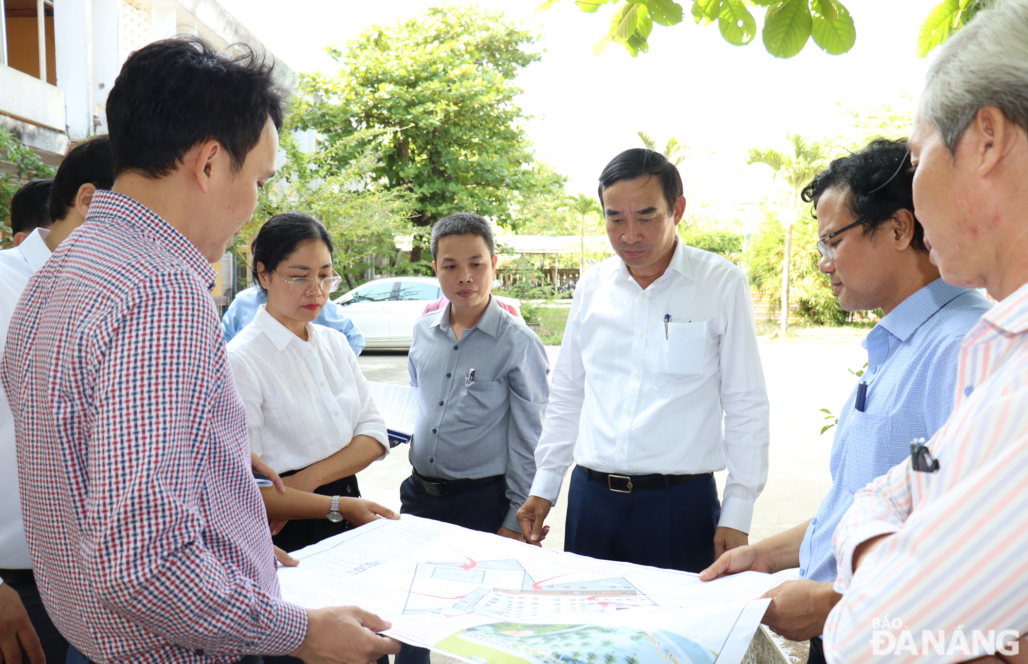 Chủ tịch UBND thành phố Lê Trung Chinh (thứ 3, từ phải sang) lắng nghe phương án đầu tư xây mới khối lớp học tại Trường THCS Nguyễn Hồng Ánh. Ảnh: HOÀNG HIỆP