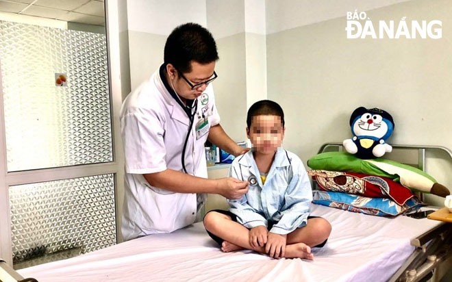 Master degree's holder, resident doctor Doan Quoc Bao, giving a medical checkup for a child patient