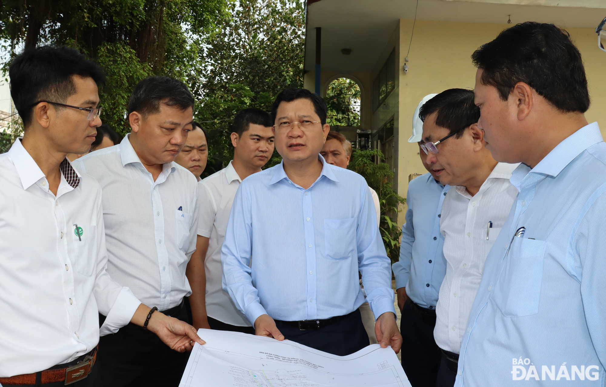 Vice Chairman in charge of the Da Nang People's Council Tran Phuoc Son (middle) directs relevant units to review investment rates and compensation volume for project clearance. A section of the 10.5m wide street from Ho Nghinh to Tran Bach Dang Streets in Son Tra District. Photo: HOANG HIEP