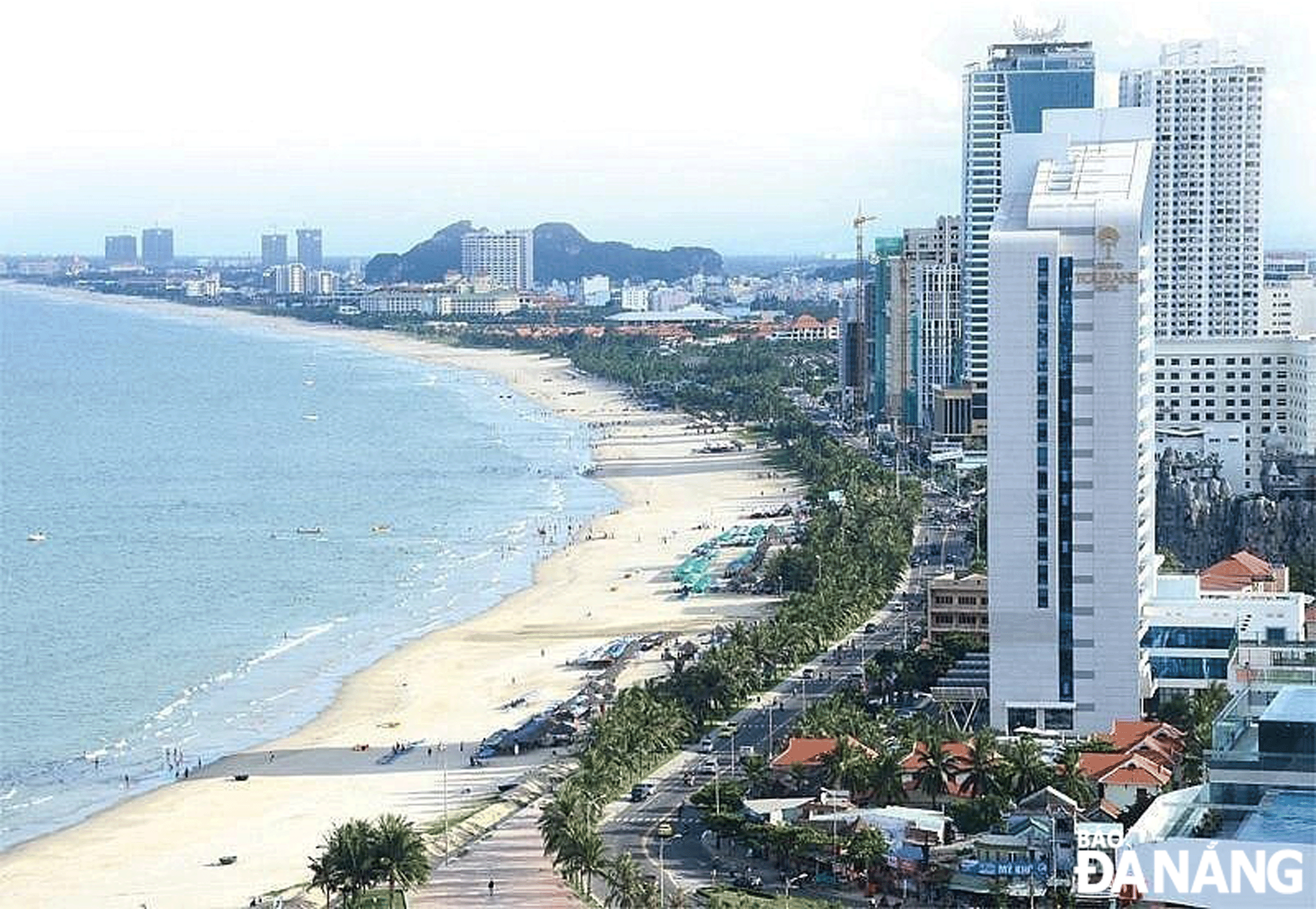Qua triển khai quy hoạch, đầu tư phát triển hạ tầng đô thị góp phần thúc đẩy ngành du lịch thành ngành kinh tế mũi nhọn. Trong ảnh: Bãi biển Mỹ Khê vừa được vinh danh là 1 trong 10 bãi biển đẹp nhất châu Á năm 2024. Ảnh: GIA PHÚC