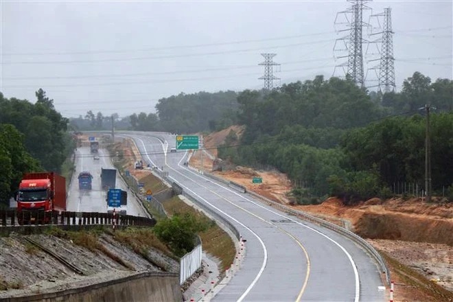 Phương tiện lưu thông trên tuyến Cao tốc Cam Lộ-La Sơn. (Ảnh: Đỗ Trưởng/TTXVN)