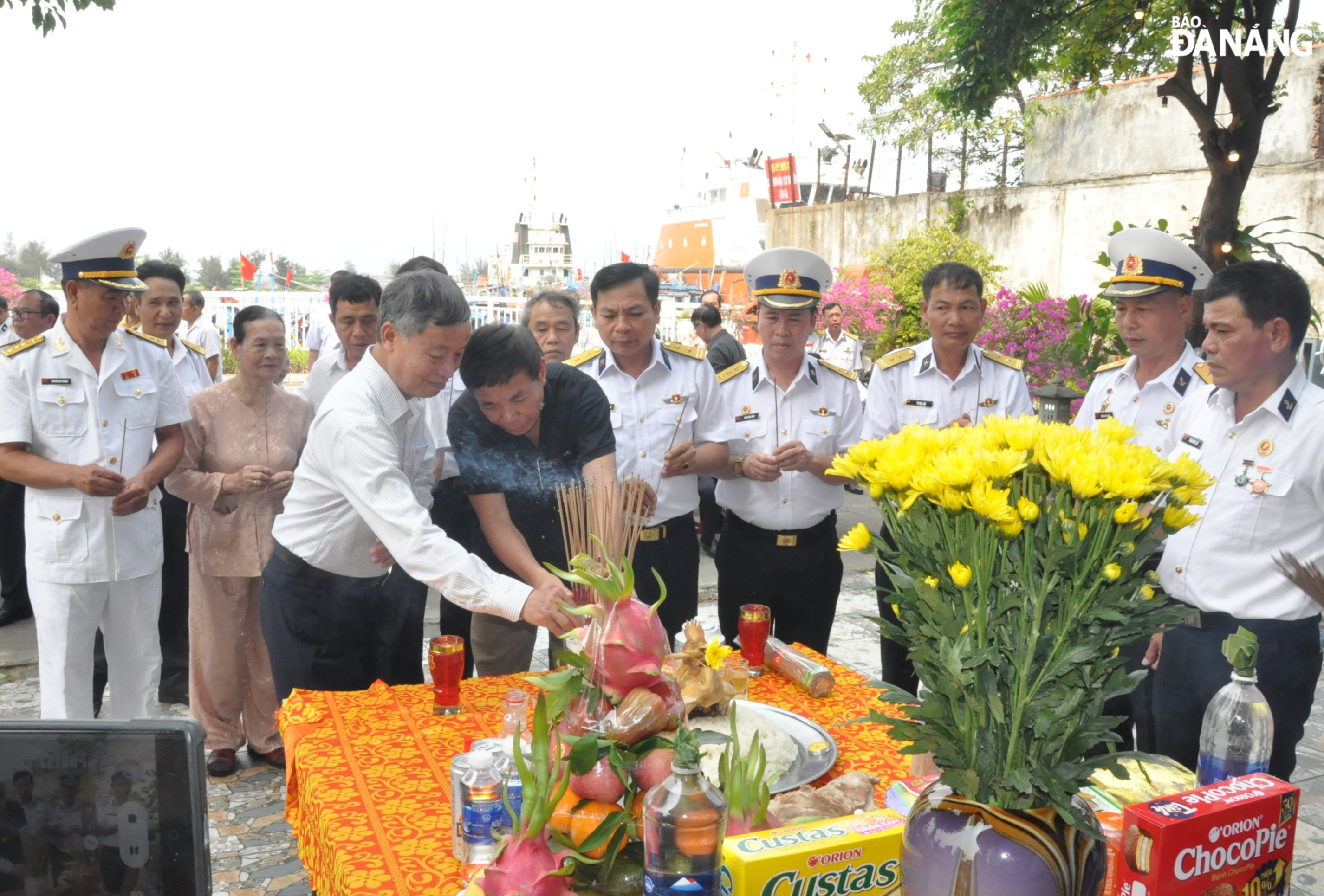 Cựu binh và thân nhân thắp hương tưởng nhớ các liệt sĩ đã hy sinh vì chủ quyền biển, đảo. Ảnh: LÊ HÙNG