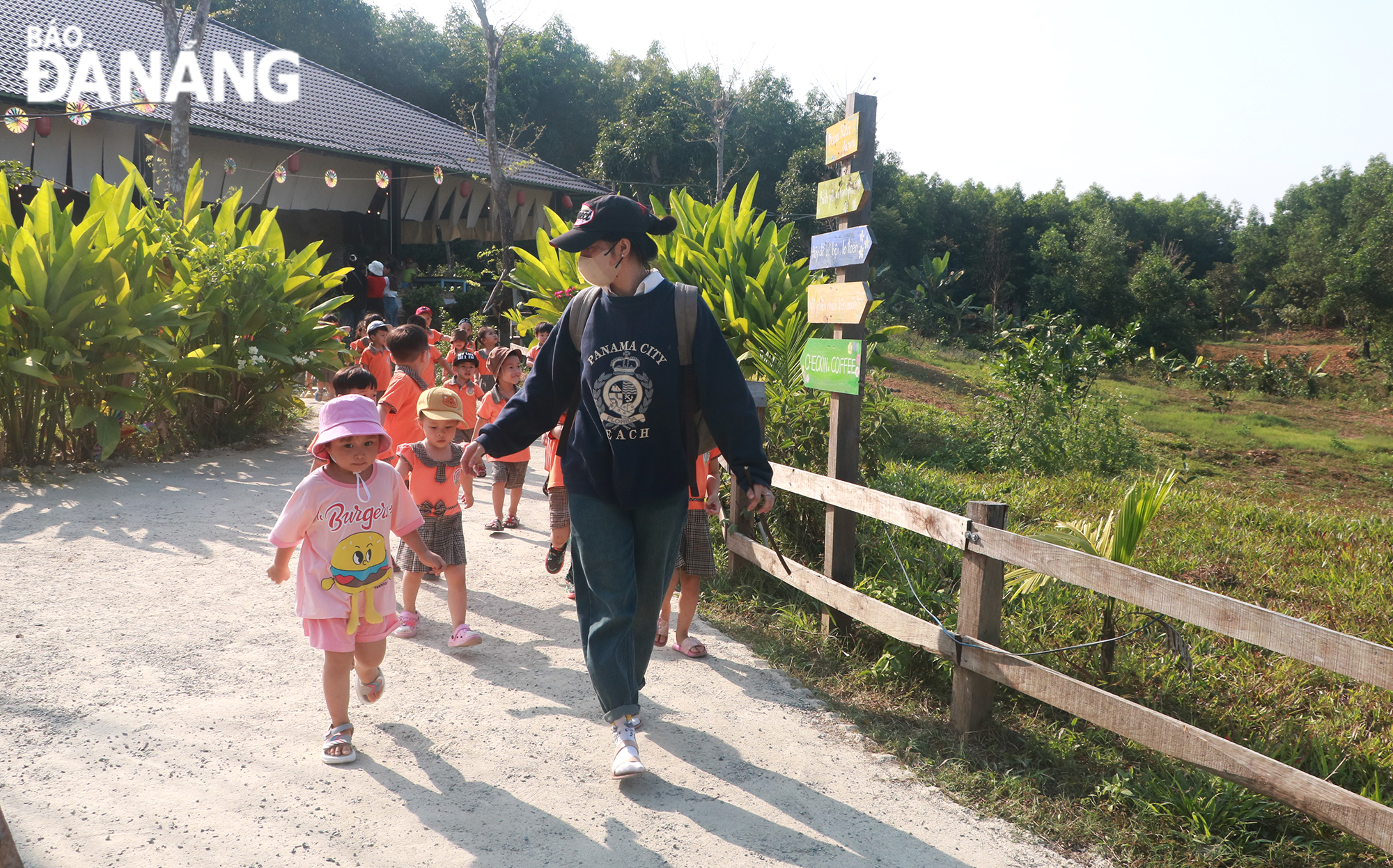 Khu du lịch sinh thái kết hợp phát triển nông nghiệp Banarita Glamping Farm là 1 trong những mô hình thí điểm đầu tiên theo Nghị quyết số 82/2021/NQ-HĐND của HĐND thành phố. Đây là mô hình là phát triển nông nghiệp thông qua việc trồng cây ăn trái và giữ nguyên cảnh quan, không gian xanh, hạn chế tối đa việc bê-tông hóa và xây dựng để phục vụ người dân, du khách tham quan, trải nghiệm, tìm về với thiên nhiên.