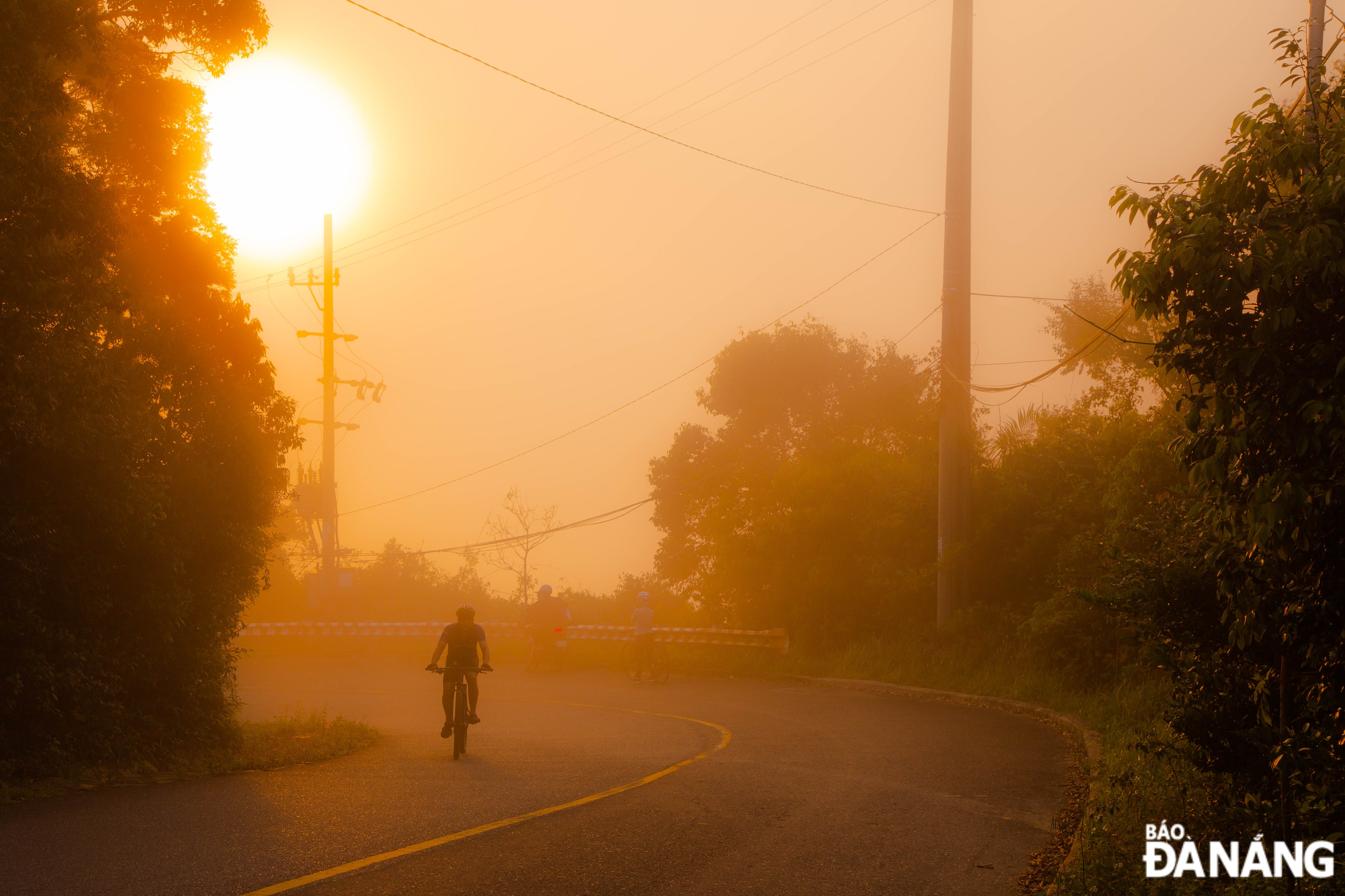 Coming to the Ban Co Peak at dawn or dusk, visitors can watch the entire moment of mist blending with the illusory sunlight.