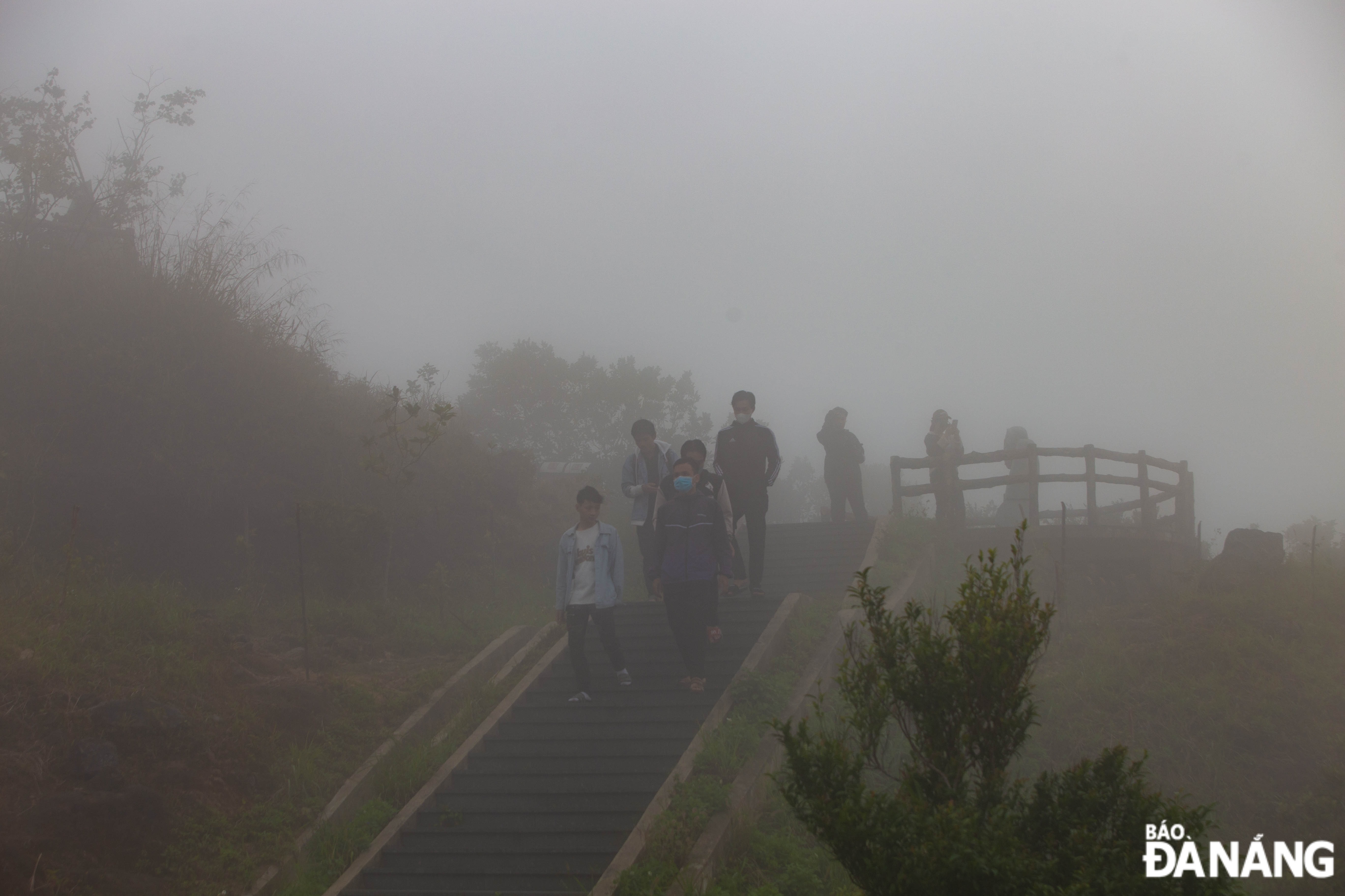 Since early morning, a large number of young people have come to the Ban Co Peak after learning that Bill Gates and his girlfriend drank tea and enjoyed the fresh air here on March 6.