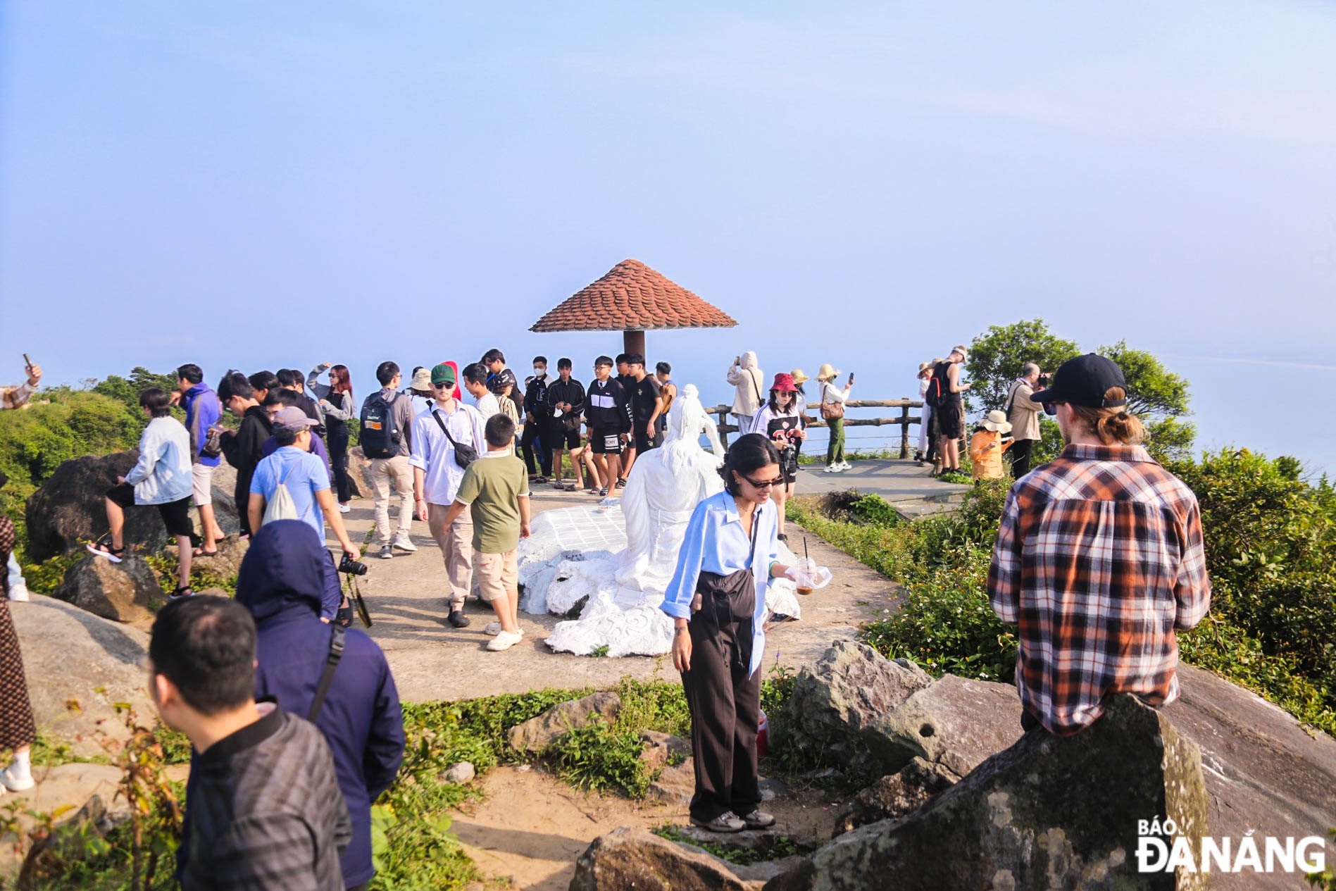 At around noon when the clouds temporarily dissipate, people can see the panoramic view of Da Nang.