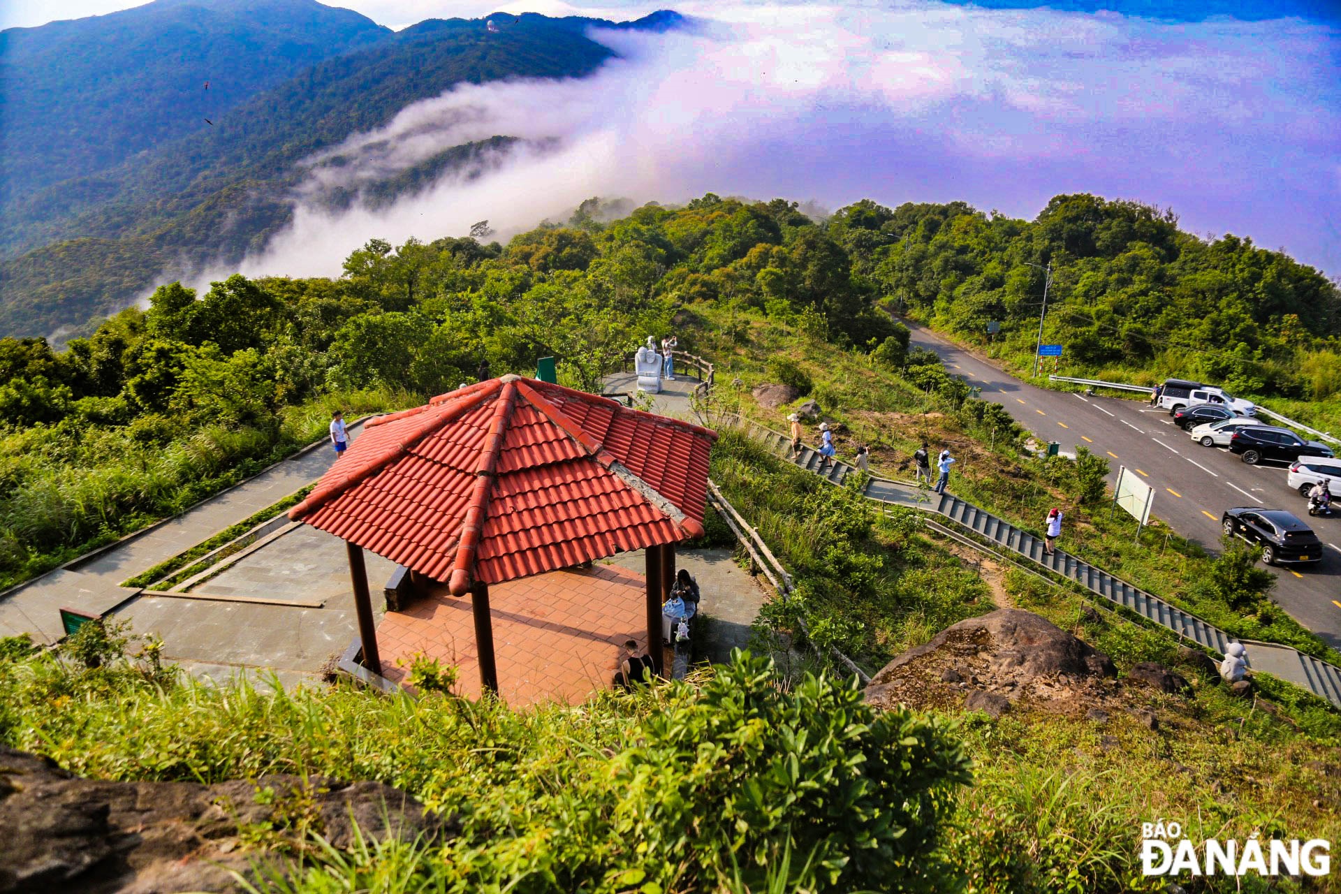 As noted by the reporter on March 13, hundreds of people and tourists flocked to the Ban Co Peak to take pictures after American billionaire Bill Gates' visit.