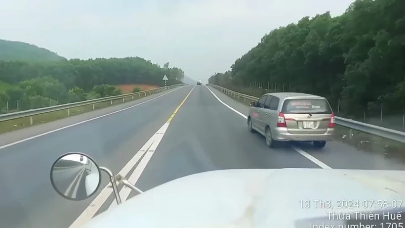Ôtô con vượt phải ngay trước đầu xe container trên cao tốc Cam Lộ-La Sơn (Ảnh cắt từ clip)
