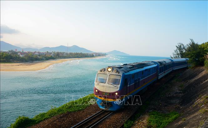 Tuyến tàu hứa hẹn đem lại hành trình ấn tượng cho người dân, du khách. Ảnh tư liệu: Văn Dũng/TTXVN