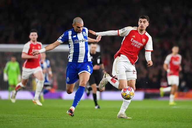 Pepe (trái) thể hiện đẳng cấp trước dàn sao trẻ bên phía Arsenal.  Ảnh: Getty Images